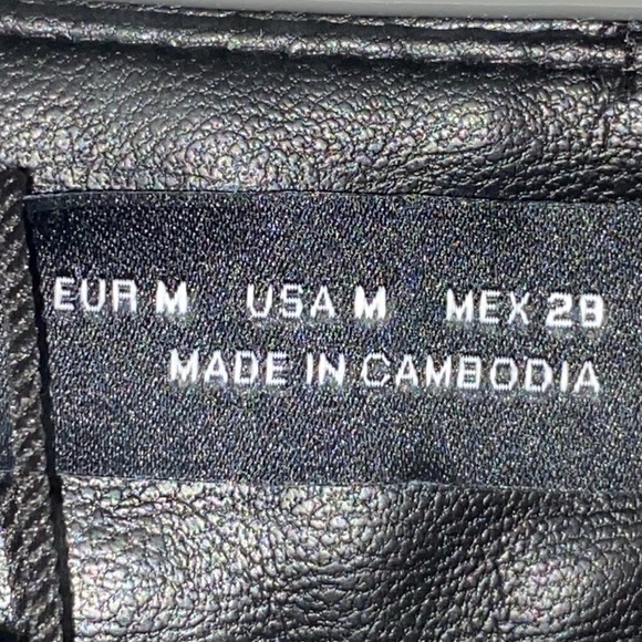 NWT ZARA BLACK FAUX LEATHER SHORTS WO SIZE MED WAIST 15” SIDE TO SIDE INSEAM 3” - Picture 3 of 11